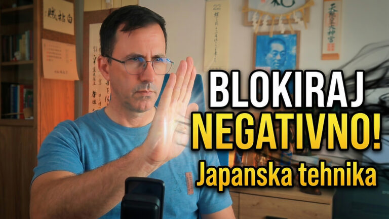 Danijel Salijević drži ruku podignutu u znak stop, pokazujući japansku tehniku za blokiranje negativne energije i postizanje energetske stabilnosti u Reiki Dojo centru.
