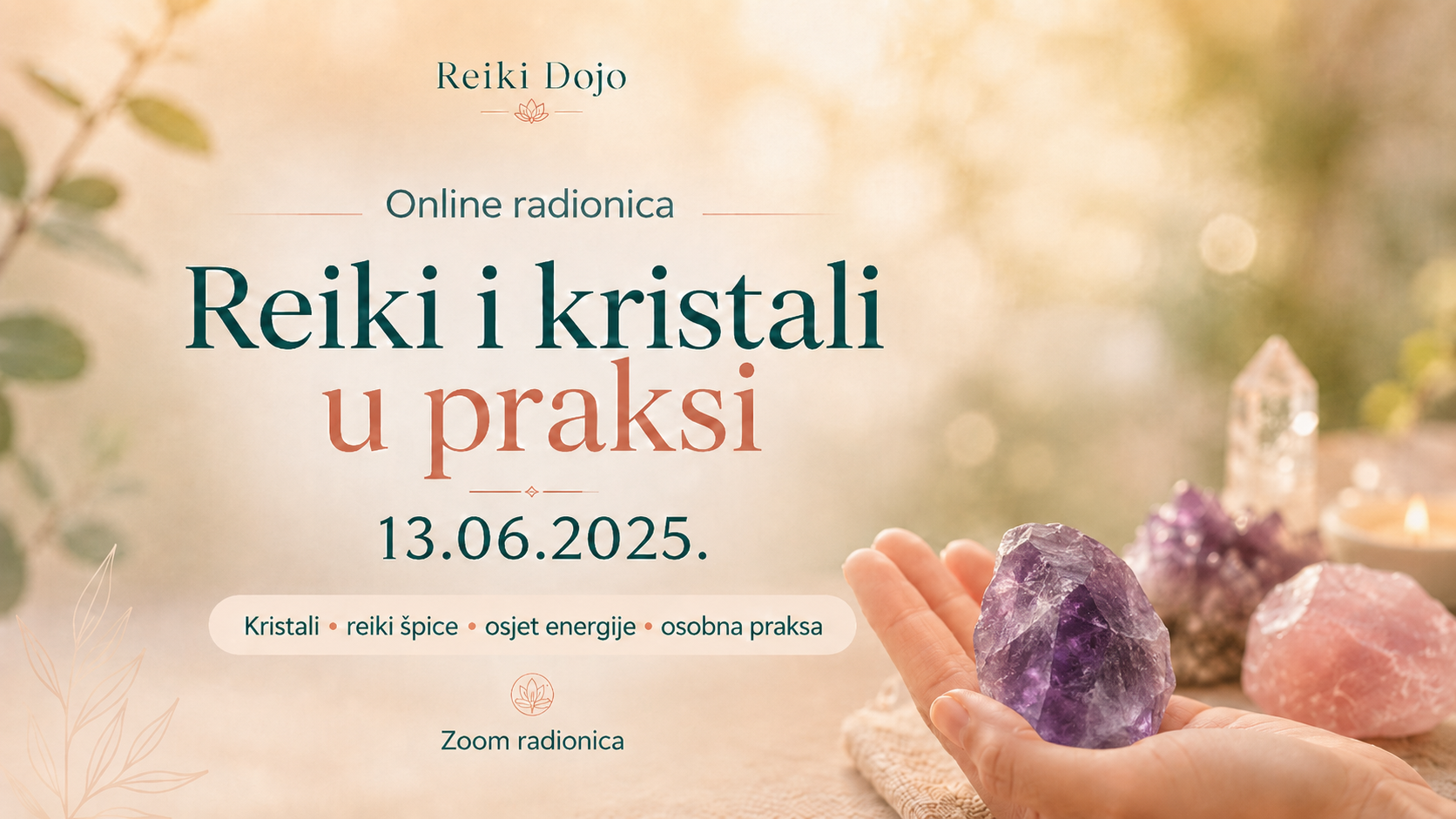 Online radionica Reiki i kristali u praksi koju vodi Reiki majstor učitelj Danijel Salijević za Reiki Dojo centar. Na slici je ženska ruka koja drži sirovi ljubičasti ametist, dok su u pozadini ružičasti kvarc, kristalni šiljak i svijeća.